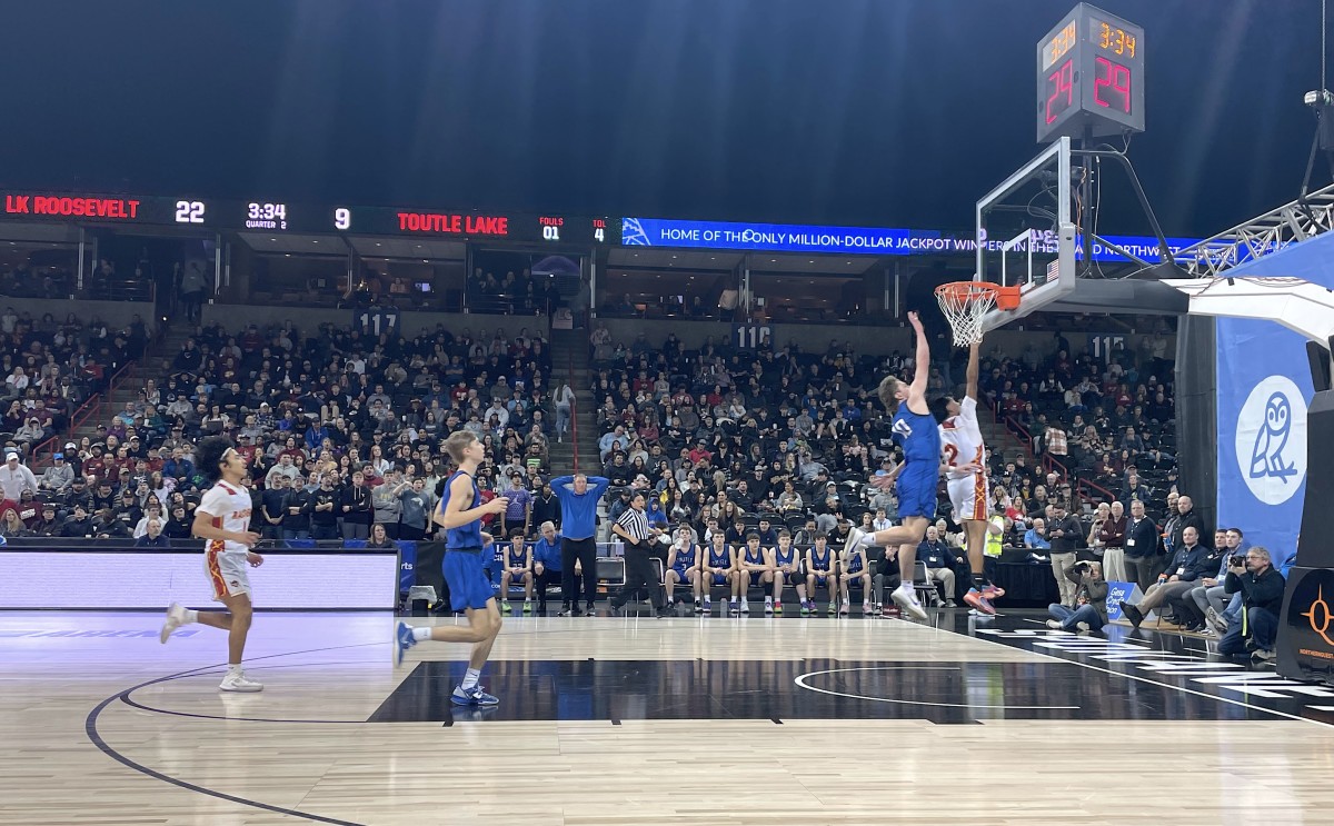 Toutle Lake vs. Lake Roosevelt in 2024 WIAA 2B boys basketball quarterfinals
